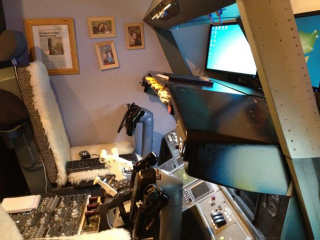 Illustration for article titled Dad of the Year Builds Functional 737 Cockpit in Kids’ Bedroom